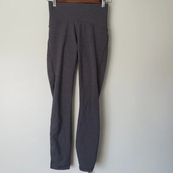 Lululemon TrainTimes 7/8 25" leggings, size 4 - Picture 6 of 12